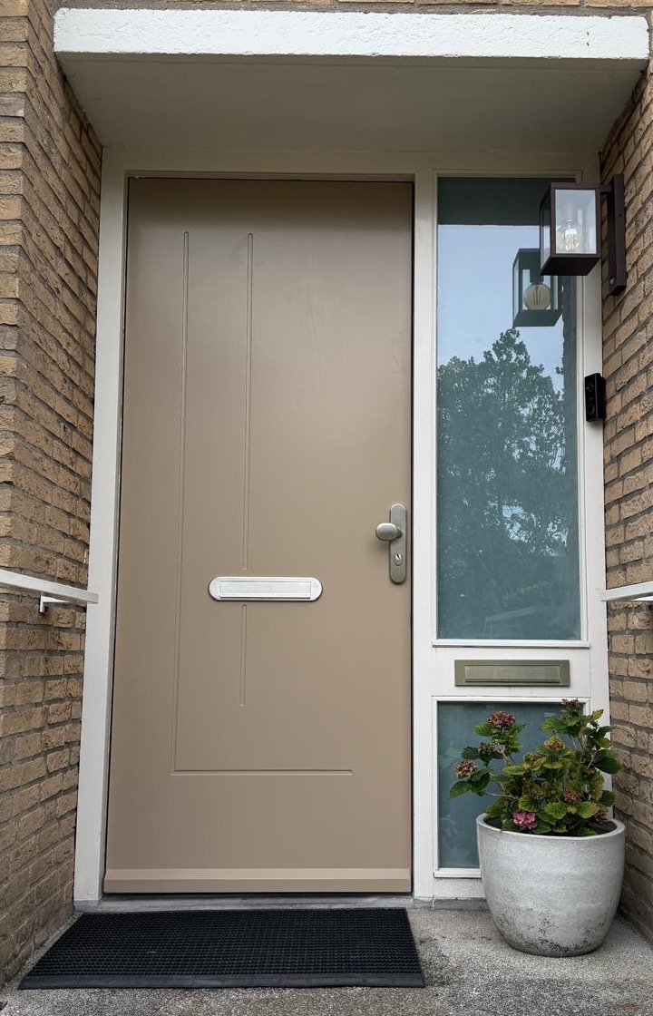 Een voordeur kiezen: kleur, lijnen en glas in balans