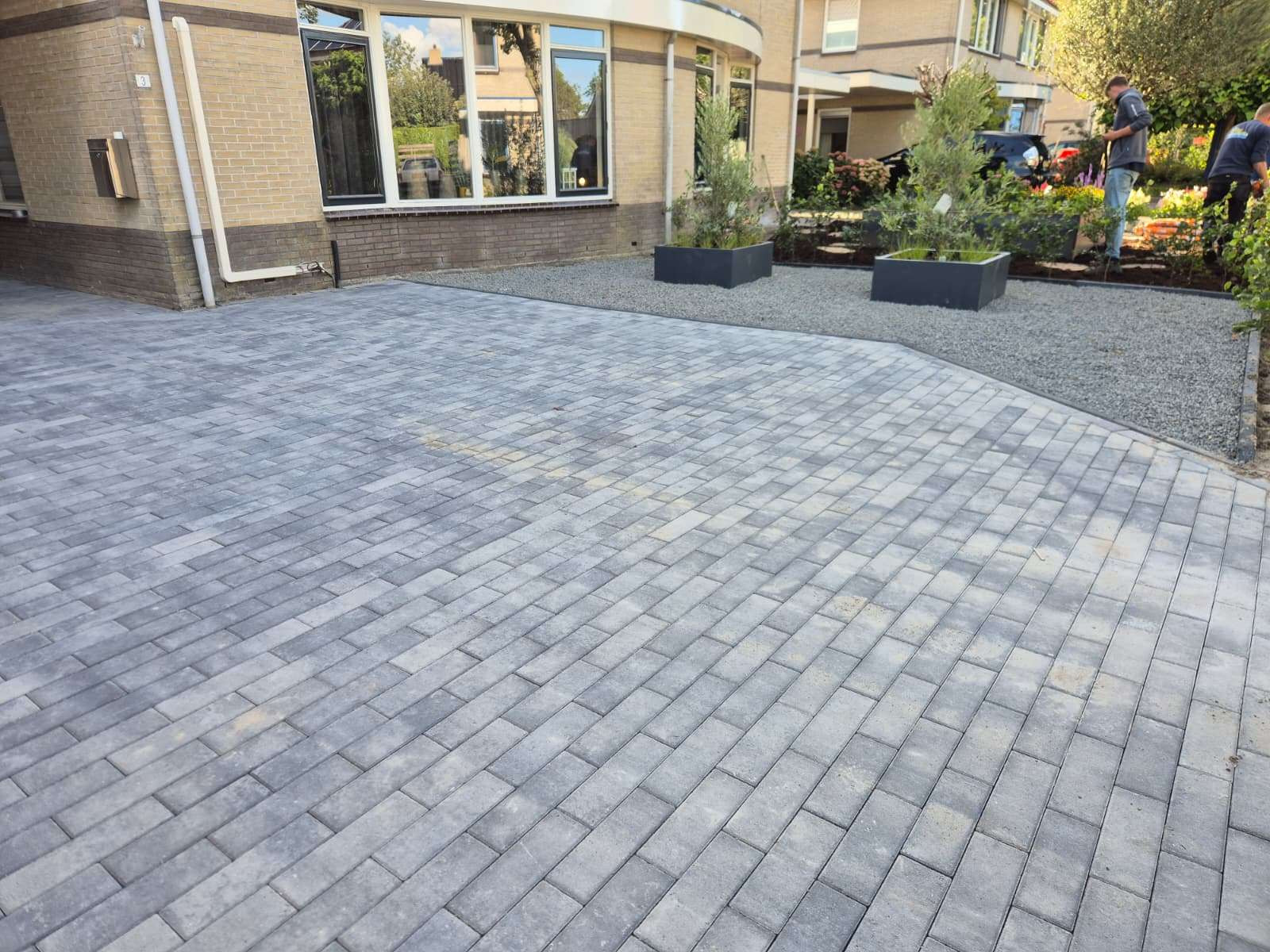 Oprit en voortuin