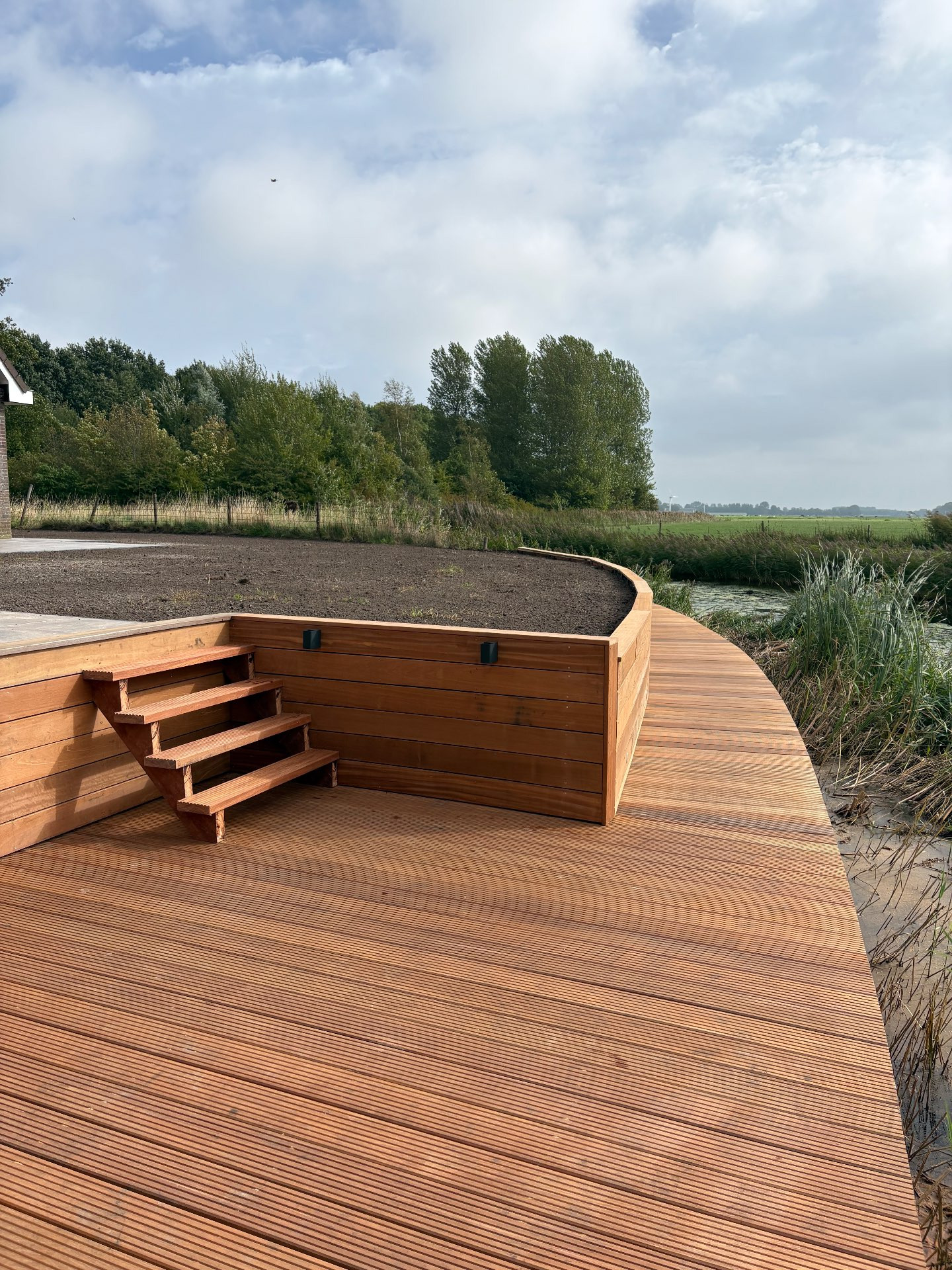 Hardhouten walbeschoeiing en vlonder